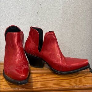 Women’s Ariat Dixons, size 10.